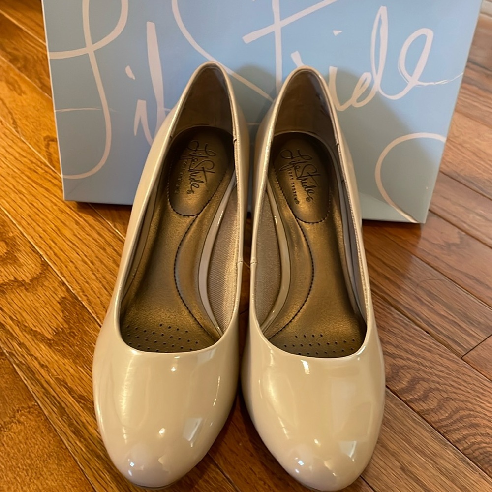 Life Stride, Parigi, Taupe Patent Pumps, 2 1/2 - 3” heels